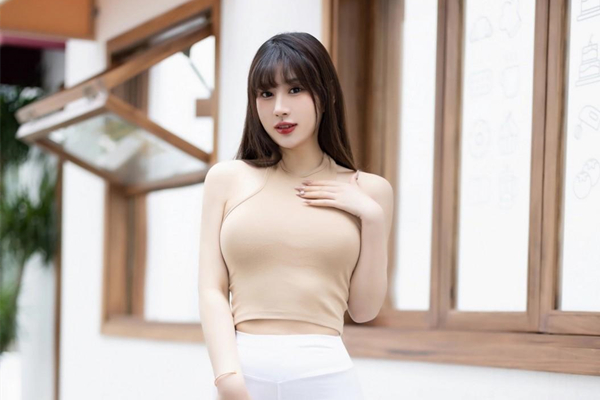 巨乳大三学姐被爆操