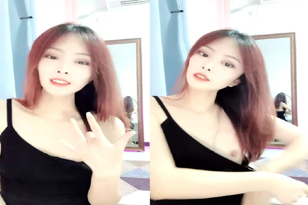 苗条美女 性 感 诱惑 翘起 屁 股 看微毛小 穴 手指扣 入 表情很爽低低 呻 吟 很好听